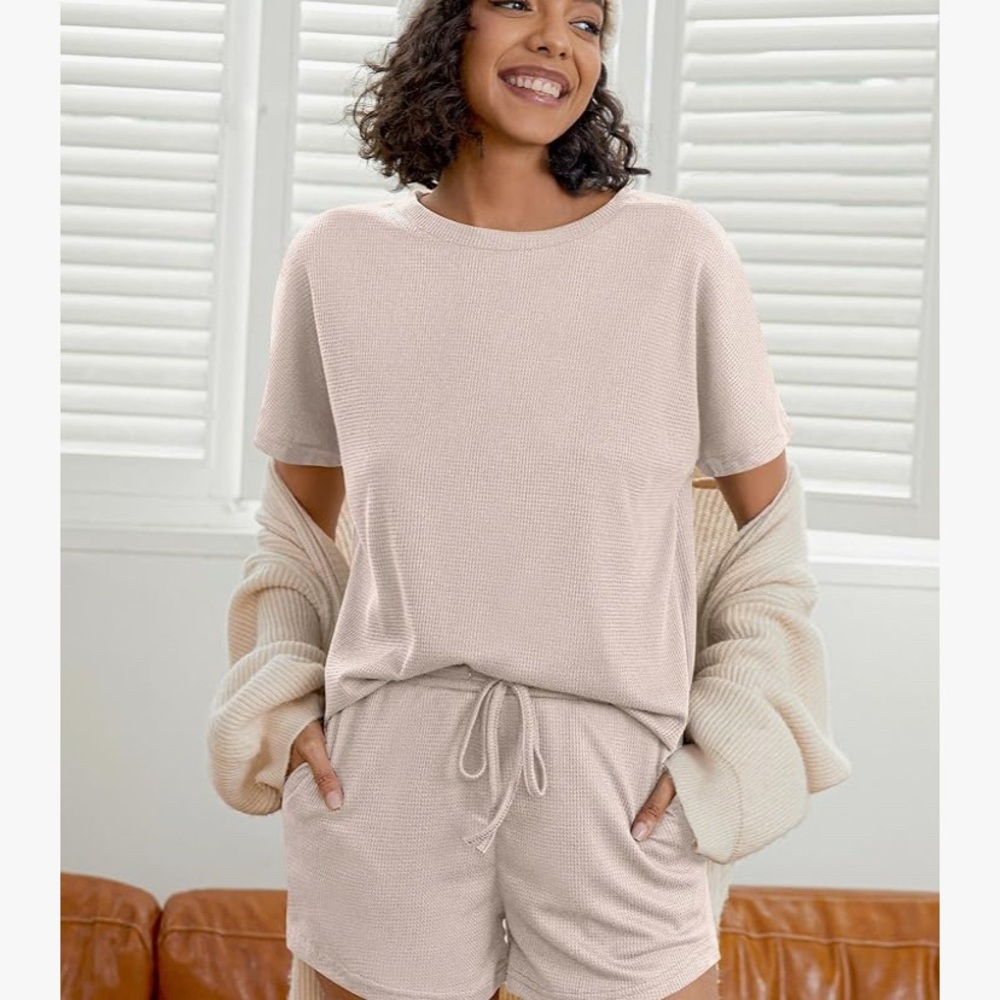 Noracora Women's Cream Lounge Set/ 2 piece pajama set NWT size medium